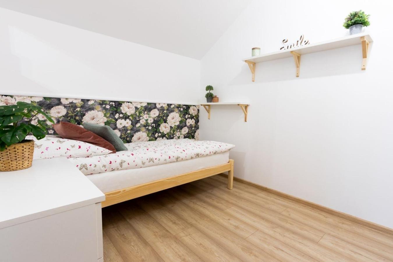 Apartamenty Gorki Male Tuszyn Exteriör bild